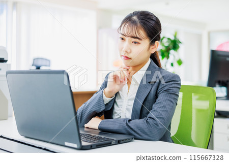 在辦公室思考的年輕女人 115667328