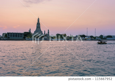 曼谷黃昏的鄭王廟 / 鄭王廟，曼谷，泰國 115667952