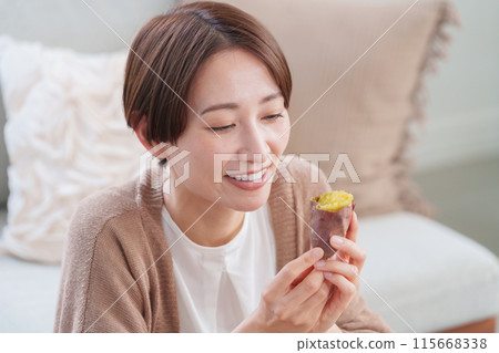 女人吃烤地瓜（秋天/膳食/地瓜） 115668338