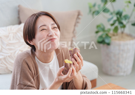 女人吃烤地瓜（秋天/膳食/地瓜） 115668341