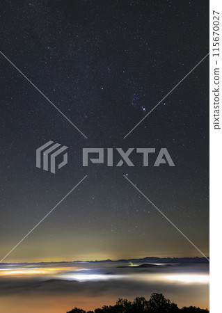 廣島縣三好市霧之海天文台的獵戶座、雲海和星空 115670027
