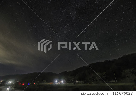 山村秋季星空：天鵝座與夏季大三角的背景 115670028