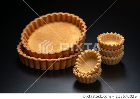 黑色背景上的餡餅架 黑色背景上的餡餅架 115670029