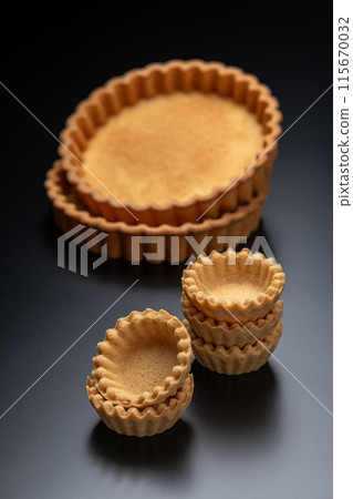 Tart base on a black background 115670032