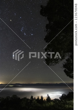 Sea of clouds and starry sky from Kiri no Umi Observatory in Miyoshi City, Hiroshima Prefecture: Orion 115670048