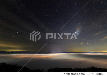 從廣島縣三好市桐之海天文台看到的金星在雲海和星星之上升起 115670063