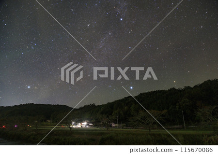 Autumn starry scenery in a mountain village: The setting Summer Triangle and Cygnus 115670086