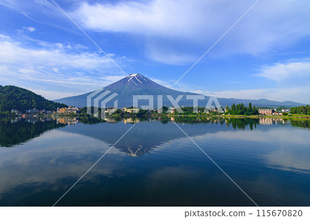 Inverted Fuji reflected in Lake Kawaguchi in early summer, Yamanashi Prefecture 115670820