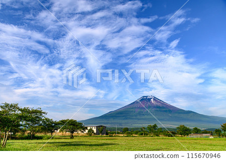 山梨縣 - 新綠、富士山和藍天的壯麗景色（初夏圖片） 115670946