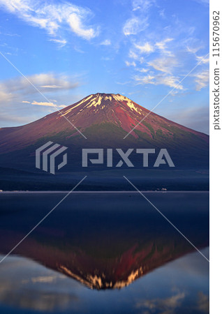 山梨縣初夏，從山中湖欣賞紅富士的壯麗景色 115670962