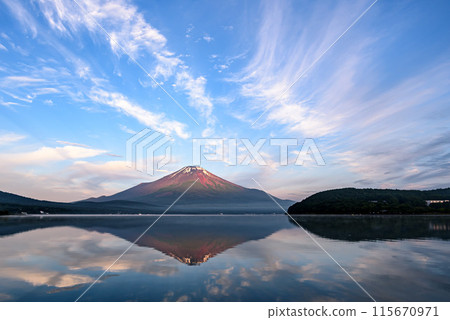 山梨縣初夏，從山中湖欣賞紅富士的壯麗景色 115670971