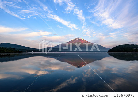 山梨縣初夏,從山中湖欣賞紅富士的壯麗景色 山梨縣初夏,從山中湖欣賞紅富士的壯麗景色 115670973
