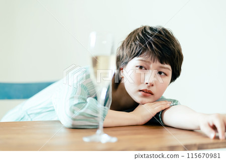Young woman gazing at the bubbles of sparkling wine 115670981