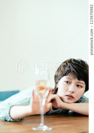 Young woman gazing at the bubbles of sparkling wine 115670982