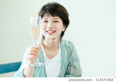 年輕女子吐司 115671068