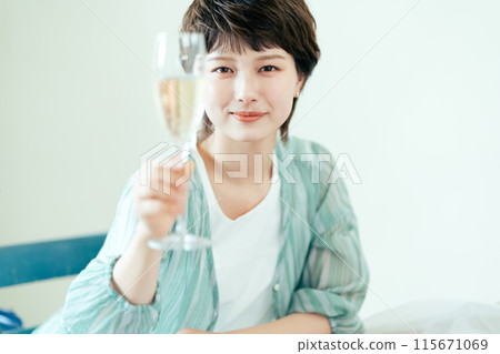 年輕女子吐司 115671069