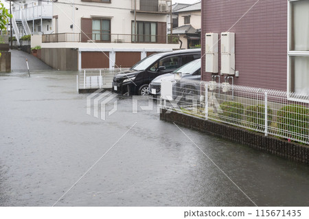 Roads flooded due to short-term torrential rain 115671435