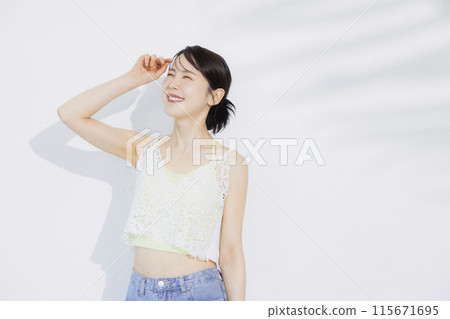 沐浴在陽光下的美女形象 115671695