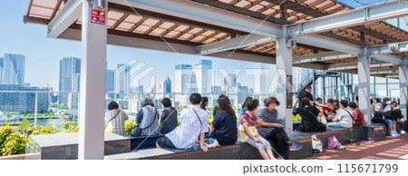 「東京」 豐洲足浴花園風景 成千上萬的遊客 「東京」 豐洲足浴花園風景 成千上萬的遊客 115671799
