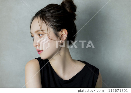 黑無袖的女人 黑無袖的女人 115671801