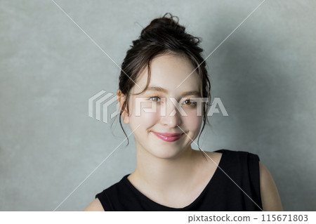 黑無袖的女人 黑無袖的女人 115671803