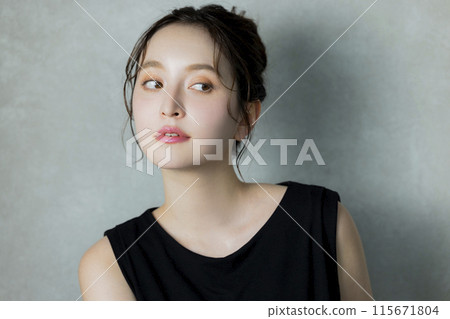 黑無袖的女人 黑無袖的女人 115671804