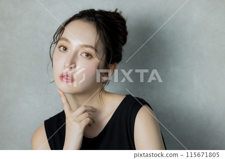 黑無袖的女人 黑無袖的女人 115671805