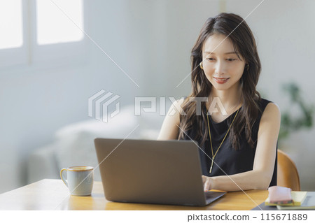 A young woman teleworking in the living room 115671889