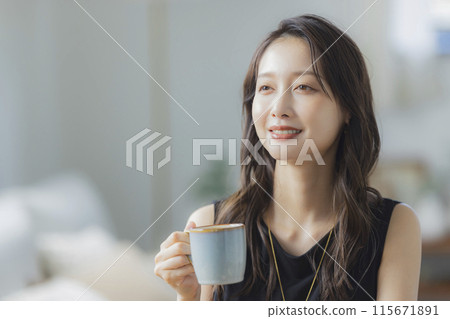 A young woman teleworking in the living room 115671891
