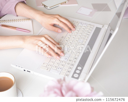 遠距辦公女性手中的可愛女性工作空間 遠距辦公女性手中的可愛女性工作空間 115672476