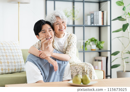 友善的祖母和孫子 115673025