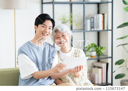 看平板電腦的祖母和孫子 115673147