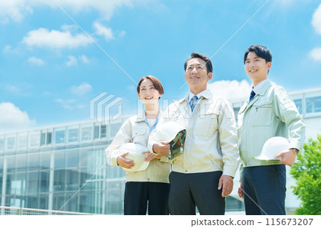 現場工作人員仰望天空 115673207