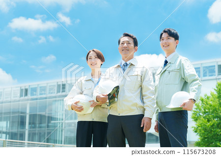 現場工作人員仰望天空 現場工作人員仰望天空 115673208