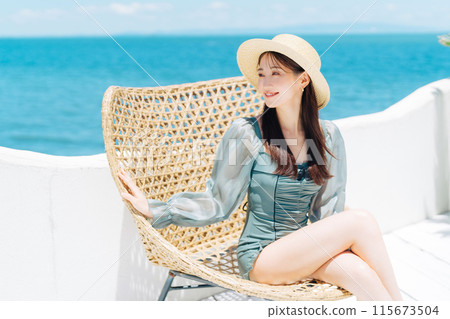 穿著泳衣的女人在度假村享受假期 115673504