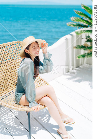 穿著泳衣的女人在度假村享受假期 115673592