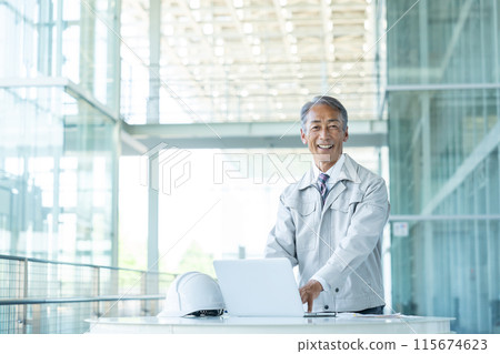 Senior businessman wearing work clothes 115674623