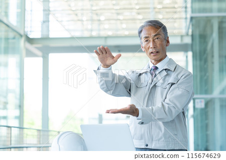 穿著工作服的老人 115674629