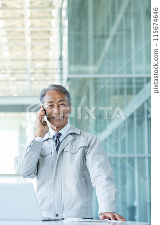 穿著工作服、智慧型手機的老人 115674646