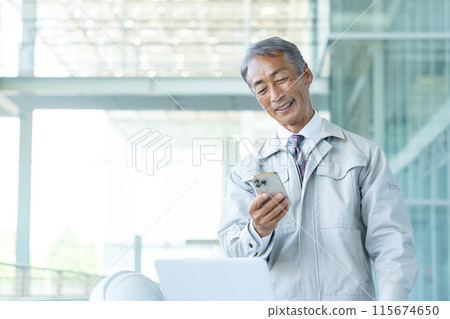 穿著工作服的老人 115674650