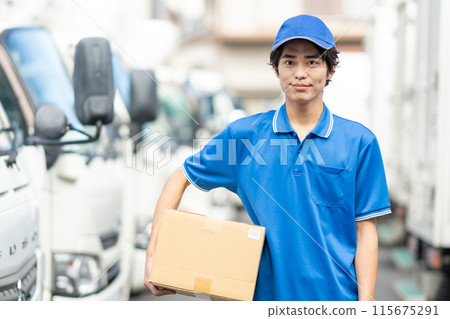 提著行李的年輕男司機 115675291