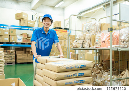 工作在倉庫裡的年輕男性司機 115675320