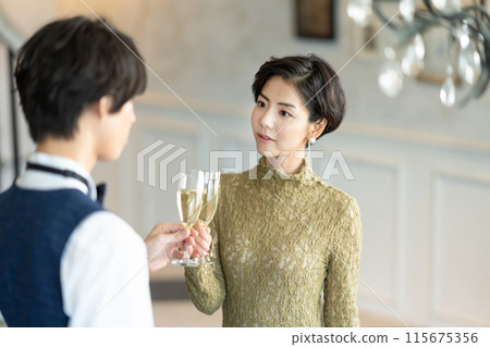 用酒敬酒 115675356