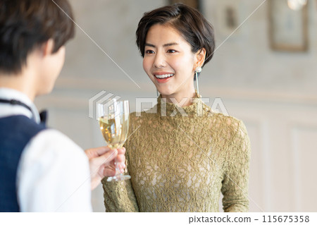 用酒敬酒 115675358