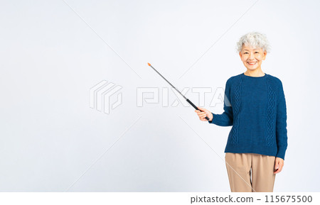 有指針棍子的資深婦女 115675500