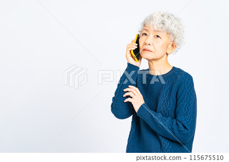 Anxious senior woman talking on her smartphone 115675510