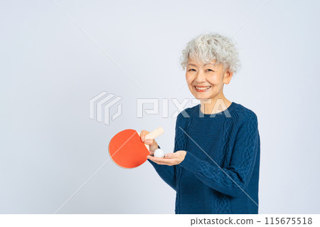 有乒乓球拍和球的資深婦女 115675518