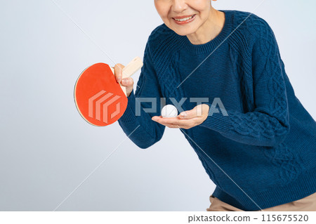 有乒乓球拍和球的資深婦女 115675520