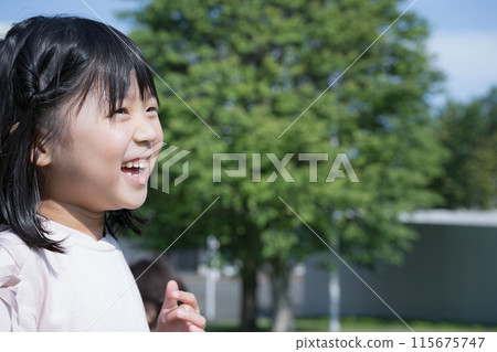 孩子們在公園或草坪上快樂地跳舞 — 一個活躍孩子的形象 115675747