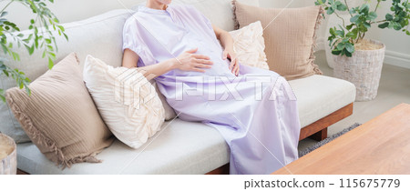 Smiling pregnant woman Smiling pregnant woman 115675779